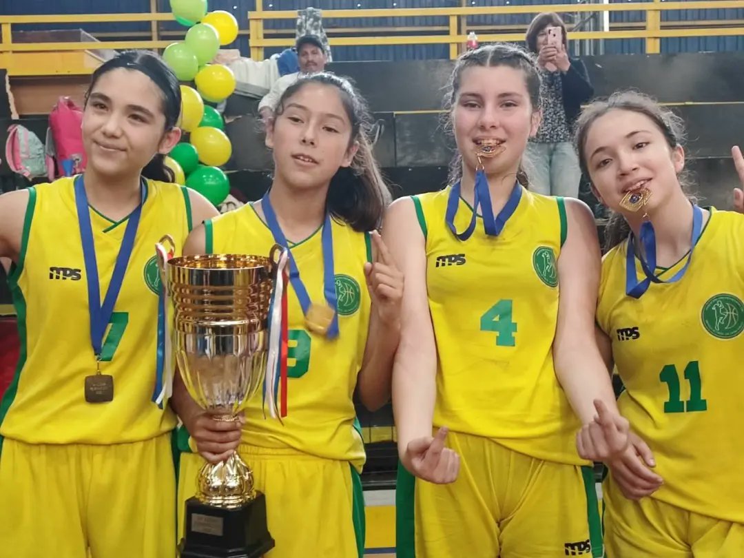 𝗔𝗚𝗨𝗜𝗟𝗜𝗧𝗔𝗦 𝗖𝗔𝗠𝗣𝗘𝗢𝗡𝗔𝗦 🦅👏🏼 Cuatro jugadoras de <a href="/CDBostonChile/">CD Boston College</a> levantaron el título del Campeonato Nacional Femenino U-13.

🏆🏀 Se trata de Sofía Muñoz, Josefa Vidal, Josefa Jiménez y Antonia Hauri, representantes de la Asociación de Santiago.