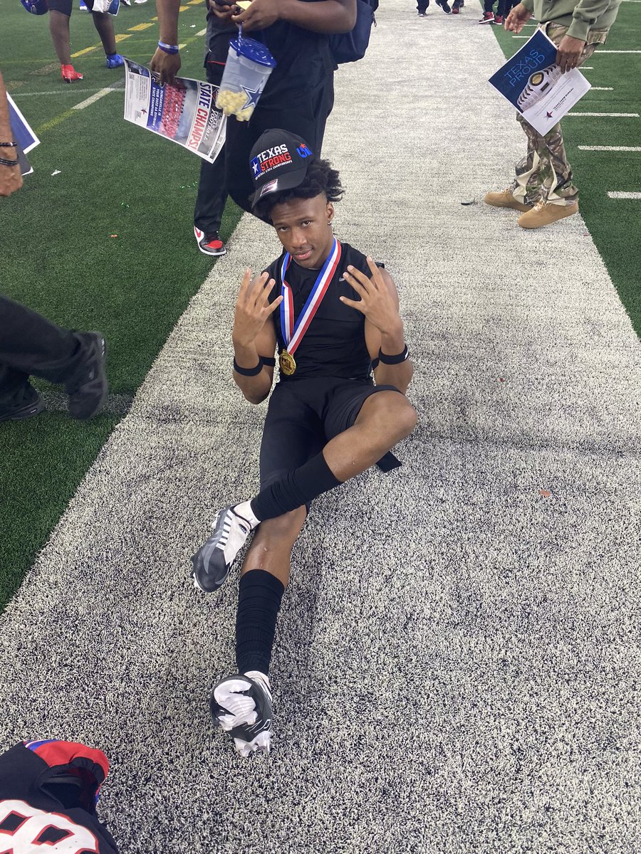 javionholiday25's tweet photo. Oh nothing just feeling like a Champ 🥇🤧💍 @Duncanville_Fb @TrustMyEyesO https://t.co/eH9b9F8v4e
