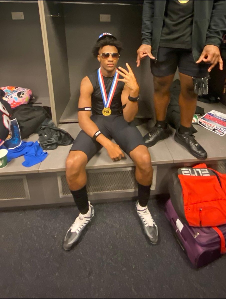 javionholiday25's tweet photo. Oh nothing just feeling like a Champ 🥇🤧💍 @Duncanville_Fb @TrustMyEyesO https://t.co/eH9b9F8v4e