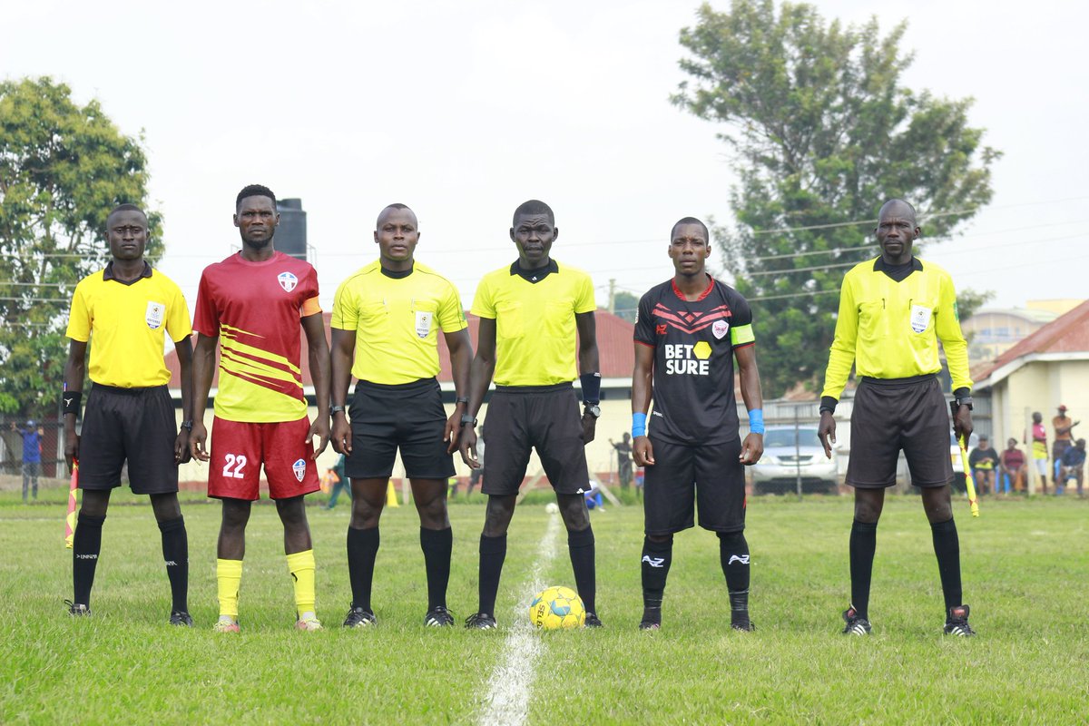 ExpressFCUganda's tweet photo. Performing the captain's roles - @AllanKayiwa17 ©🤝
#MukwanoGwabangi🔴🦅
#FCat65 https://t.co/8kZ6Nhxe9Y