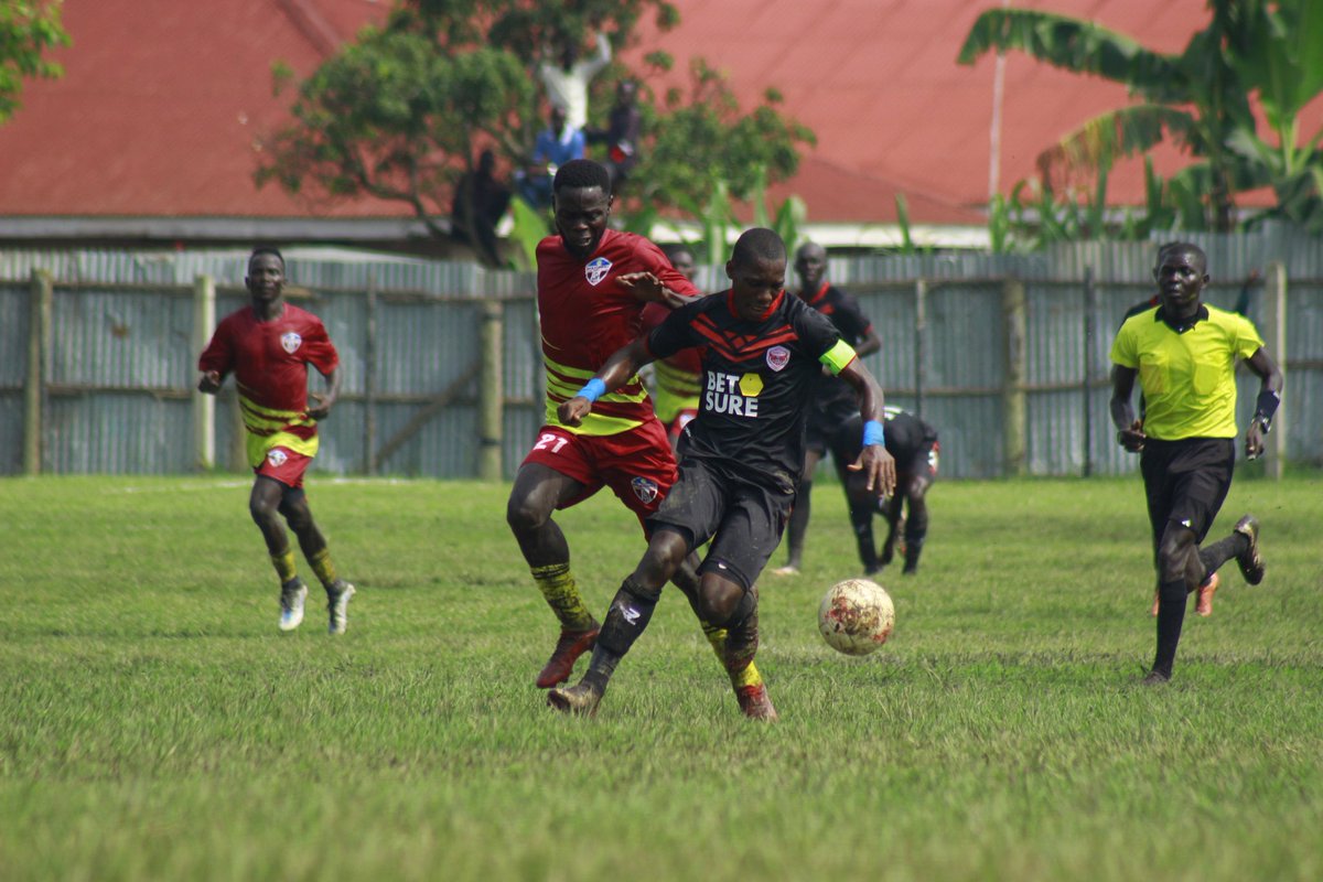 ExpressFCUganda's tweet photo. Performing the captain's roles - @AllanKayiwa17 ©🤝
#MukwanoGwabangi🔴🦅
#FCat65 https://t.co/8kZ6Nhxe9Y