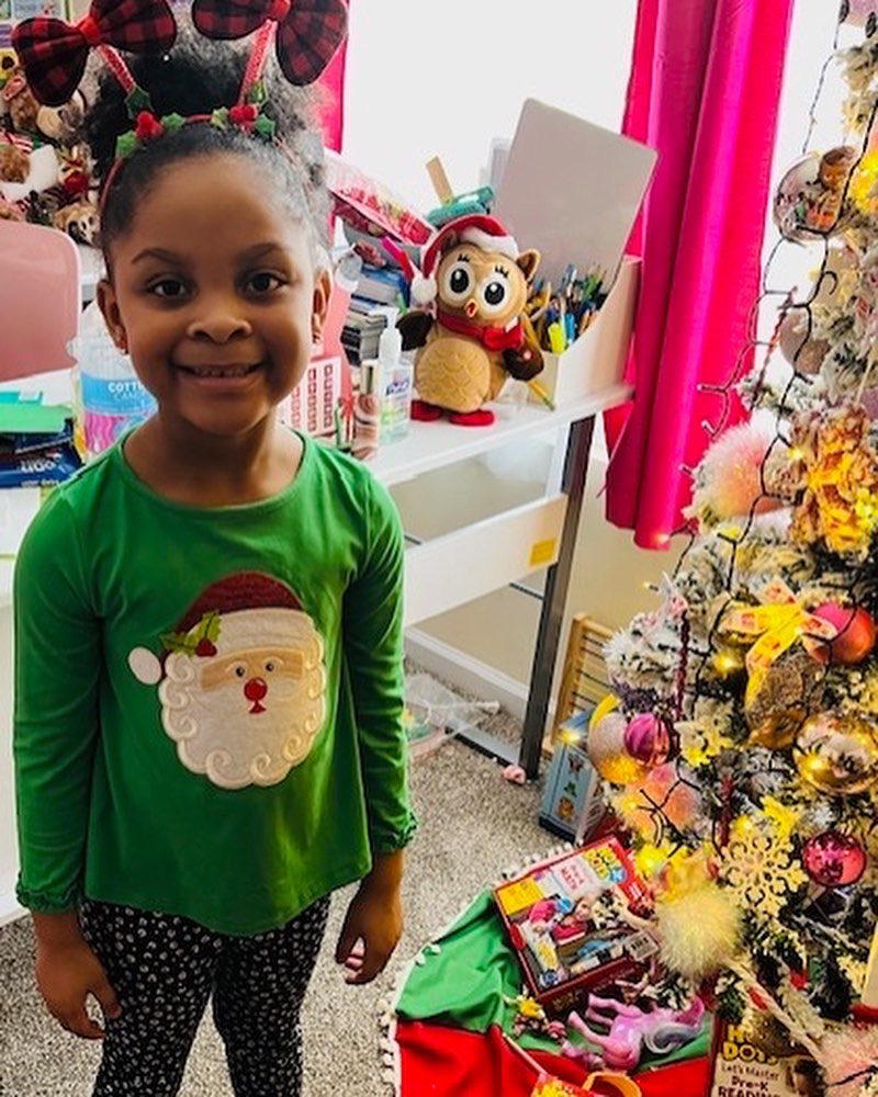 wsfcsvirtual's tweet photo. 🎁🎄Our kindergartner, Paisley, and her holiday accessories on #AccessoryDay.
#SpiritWeek
#WSFCSVirtualAcademy
#WSFCS https://t.co/442r5wHwM9