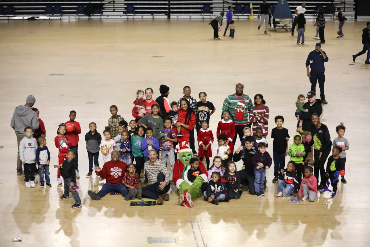 The D.C. National Guard (DCNG) family readiness team hosted a holiday celebration where DCNG members and their families had breakfast with Santa, visited the Grinch, received gifts, and participated in holiday games.

#CapitalGuardians #HappyHolidays #SeasonsGreetings