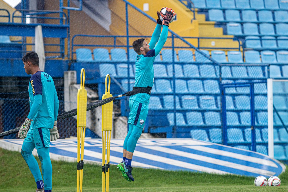 AvaiFC's tweet photo. 🦁💪🏻 Imagens do treino no gramado da Ressacada, nesta manhã chuvosa de segunda-feira, pela pré-temporada do Leão. 

#TimedaRaça
📸: Leandro Boeira/@AvaiFC https://t.co/jpJ3Rxgb5r