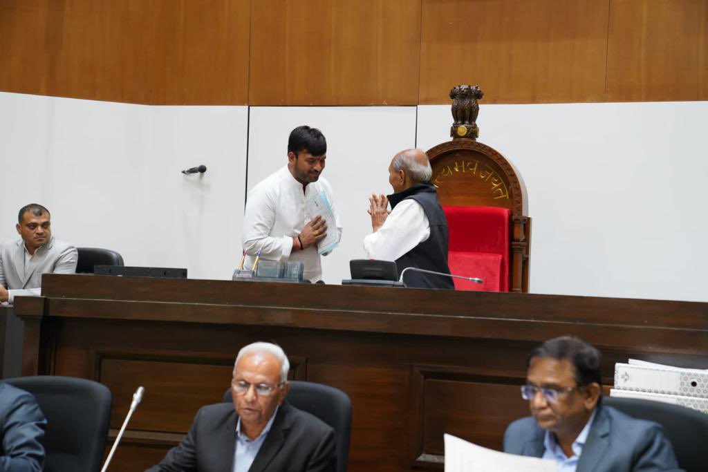 KhavaHemat's tweet image. આજ રોજ ગુજરાત વિધાનસભા માં ધારાસભ્ય તરીકે ઇશ્વર ને સાક્ષી રાખી ને મેં શપથ લીધા. આ તકે તમામ જનતા ને ખાતરી આપું છું કે હું પૂરી શ્રદ્ધાં અને નિષ્ઠા થી મારી જવાબદારી નિભાવીશ અને લોકહીત માટે સતત કાર્યરત્ત રહીશ.
જય હિન્દ🙏