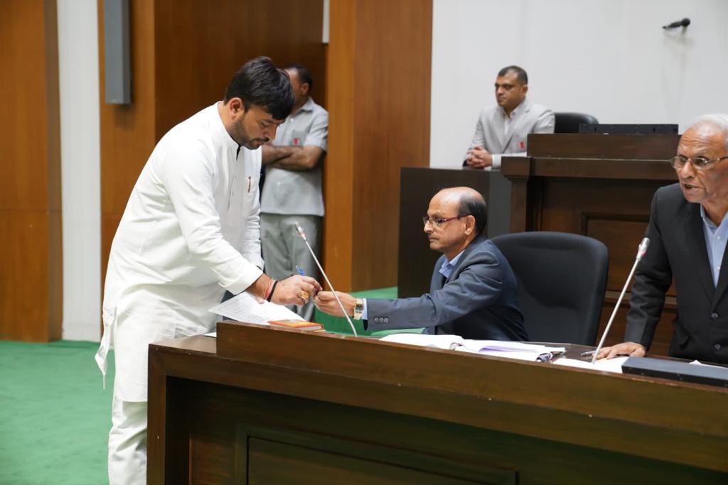 KhavaHemat's tweet image. આજ રોજ ગુજરાત વિધાનસભા માં ધારાસભ્ય તરીકે ઇશ્વર ને સાક્ષી રાખી ને મેં શપથ લીધા. આ તકે તમામ જનતા ને ખાતરી આપું છું કે હું પૂરી શ્રદ્ધાં અને નિષ્ઠા થી મારી જવાબદારી નિભાવીશ અને લોકહીત માટે સતત કાર્યરત્ત રહીશ.
જય હિન્દ🙏