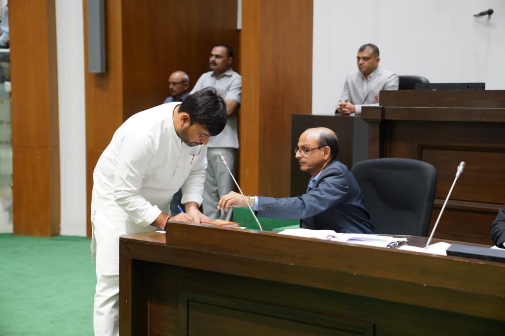 KhavaHemat's tweet image. આજ રોજ ગુજરાત વિધાનસભા માં ધારાસભ્ય તરીકે ઇશ્વર ને સાક્ષી રાખી ને મેં શપથ લીધા. આ તકે તમામ જનતા ને ખાતરી આપું છું કે હું પૂરી શ્રદ્ધાં અને નિષ્ઠા થી મારી જવાબદારી નિભાવીશ અને લોકહીત માટે સતત કાર્યરત્ત રહીશ.
જય હિન્દ🙏