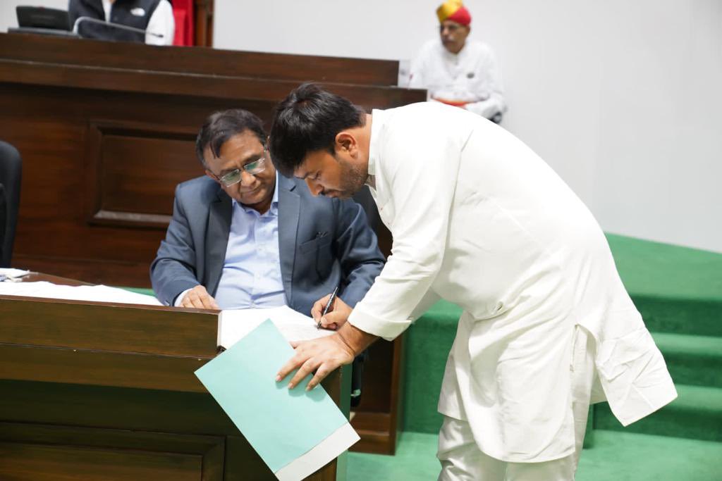 KhavaHemat's tweet image. આજ રોજ ગુજરાત વિધાનસભા માં ધારાસભ્ય તરીકે ઇશ્વર ને સાક્ષી રાખી ને મેં શપથ લીધા. આ તકે તમામ જનતા ને ખાતરી આપું છું કે હું પૂરી શ્રદ્ધાં અને નિષ્ઠા થી મારી જવાબદારી નિભાવીશ અને લોકહીત માટે સતત કાર્યરત્ત રહીશ.
જય હિન્દ🙏