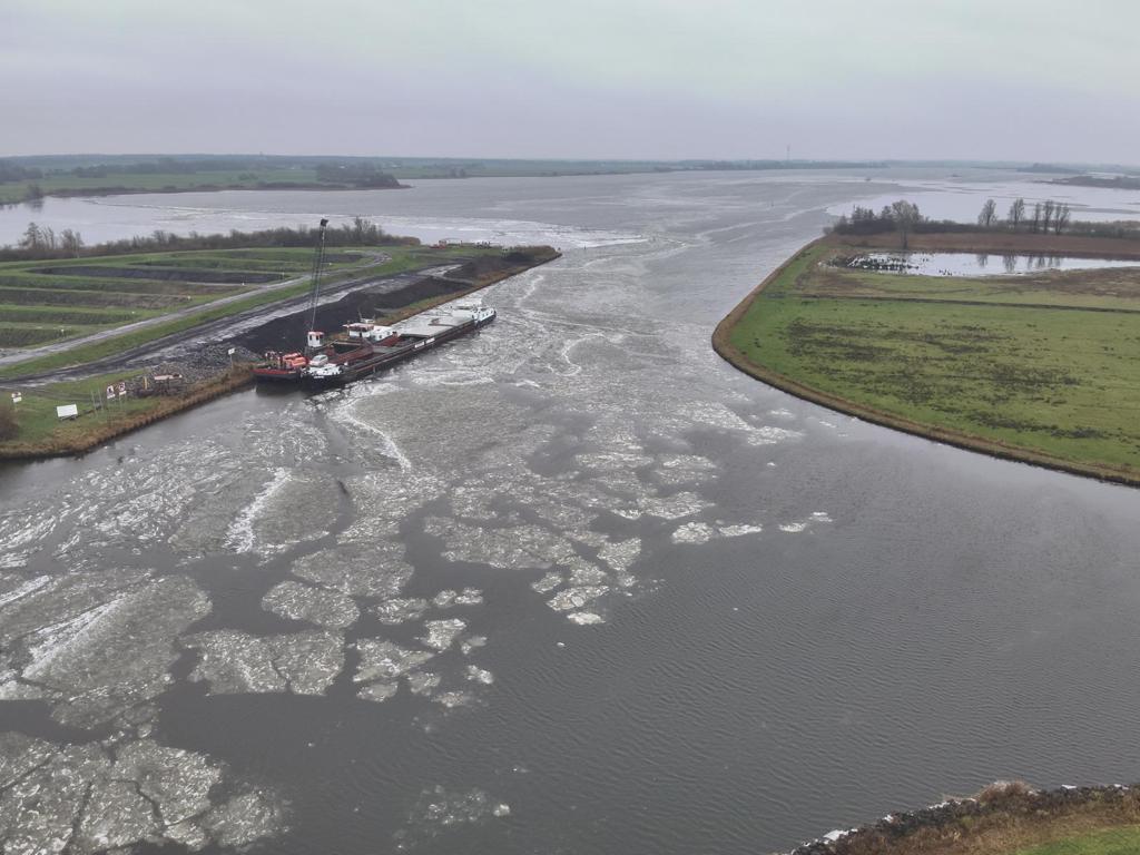 RWS_NN's tweet photo. De droneteam van @Rijkswaterstaat bracht vanochtend vanuit de lucht de ijsgang op onder andere het Prinses Margrietkanaal #DeKûfurd in beeld. De beroepsvaart, zoals te zien op de foto’s, kan gewoon doorvaren.  Voor de recreatievaart (kleiner dan 20m) geldt een vaarverbod. https://t.co/1KMjfRGlW2