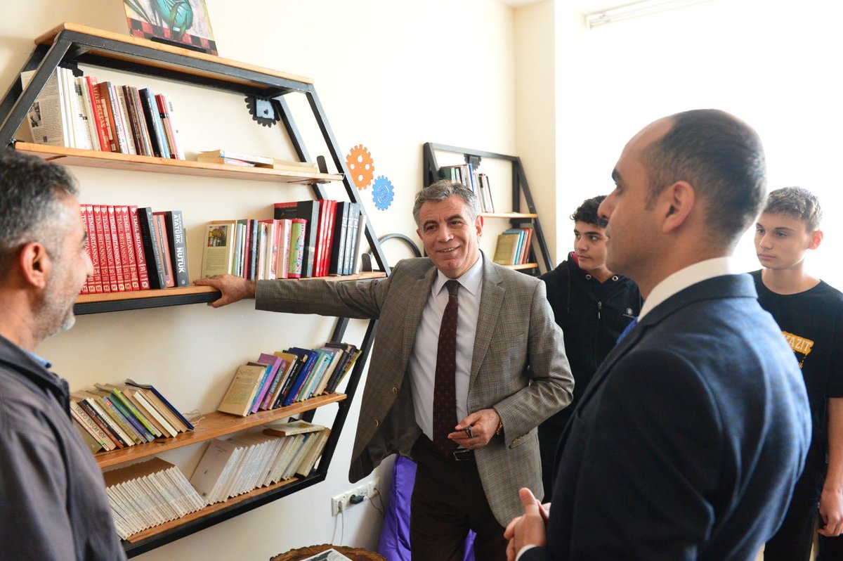 kocakysr's tweet photo. Sarıçam Yıldırım Beyazıt Mesleki ve Teknik Anadolu Lisesini ziyaret ederek öğretmen ve öğrencilerimizle bir araya geldik. İyi bir ekip. Dolu dolu sınıflar.  Başarı kaçınılmaz olacak. Tüm ekibi tebrik ediyorum. https://t.co/cN4ztMRpXG