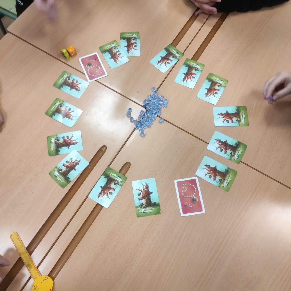 AFIM21_alm's tweet photo. Hoy en el @AraceliCeip con el #ProgramaPROA+Tansformate @EducaAnd @educaciongob ha habido juego, aprendizaje, diversión y se ha hablado de las emociones #elperruco que han experimentado durante las sesiones .
#conectarjugando https://t.co/gc13THfiHC
