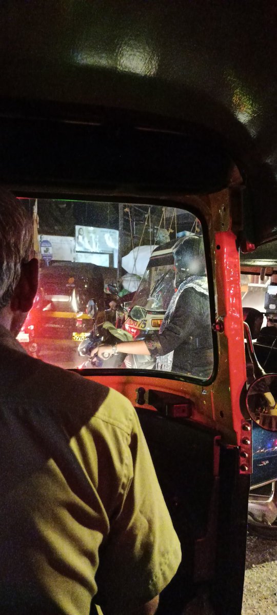 itsdhanashriii's tweet photo. Mess at chandivali - ghatkopar road (Nahar complex) @mybmc @MumbaiPolice please assist. There are no traffic police here and this can create extremely bad traffic in this area. (I think it already has)

Such small roads but big af trucks are using them, why?? It is chaos here! https://t.co/rJNU3y7nzB