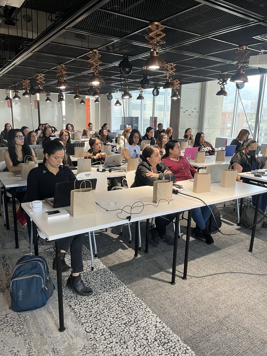 GobDigitalCO's tweet photo. #Entérate | Gracias a la alianza de @Ministerio_TIC con  @MSFTColombia damos inicio al taller Skills Challenge V2. Un espacio para capacitar a 40 mujeres en ciberseguridad. 🇨🇴#SomosElGobiernodelCambio https://t.co/XQZ7gi9OFK