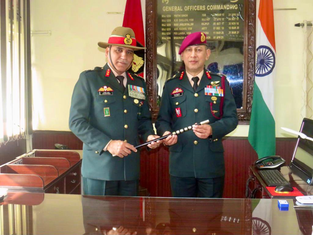 Maj Gen Deepak Singh Bisht, SM** took over the reins of #ShahbaazDivision from Maj Gen Bhavnish Kumar. On assumption, The GOC paid homage to the fallen braves at the war memorial #Saugor & exhorted all ranks to continue working with utmost zeal & enthusiasm.
#SudarshanChakraCorps