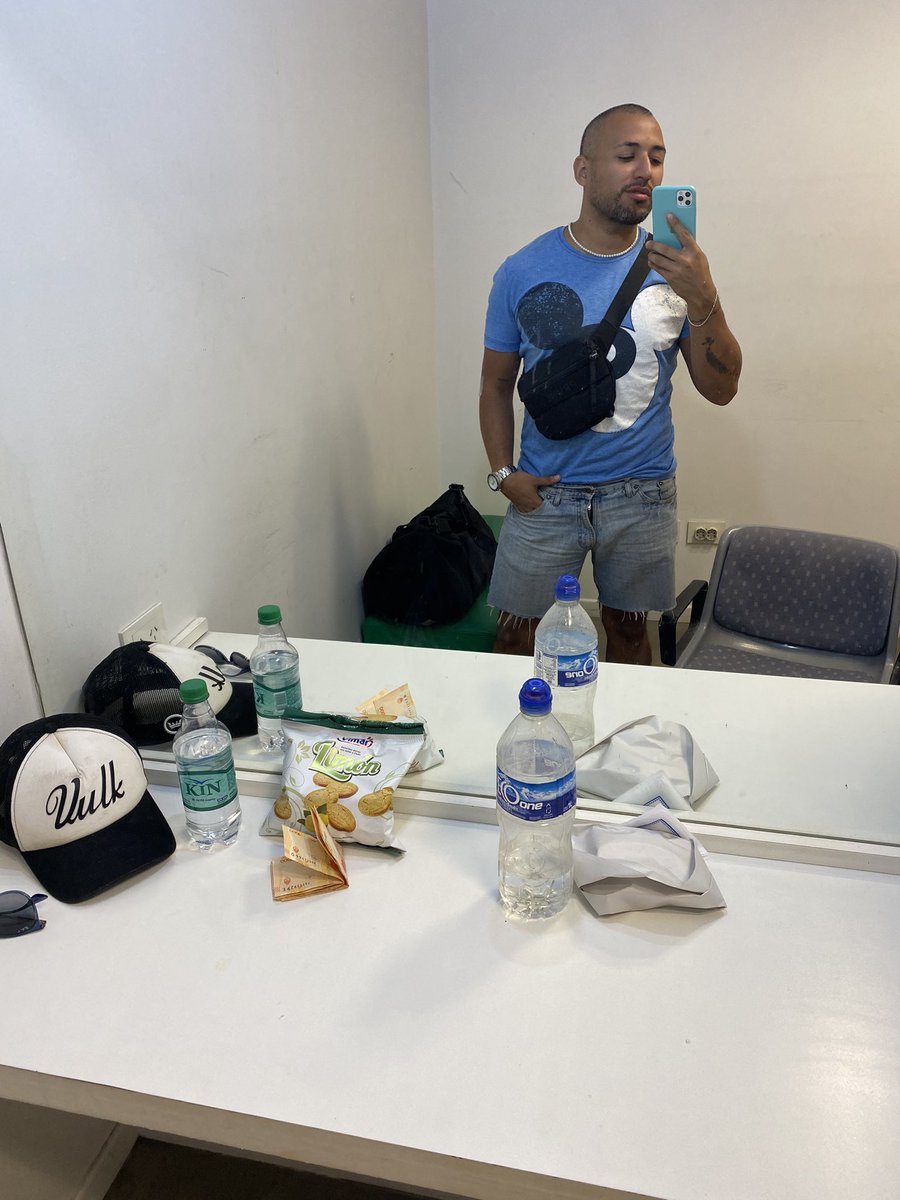 NahGonzOk's tweet photo. En camarines. Pero me niego a salir al aire si no me traen el champagne que pedí.
15 horas, #SHOWDELPROBLEMA #CANAL9 https://t.co/WfNFcdZ7fQ