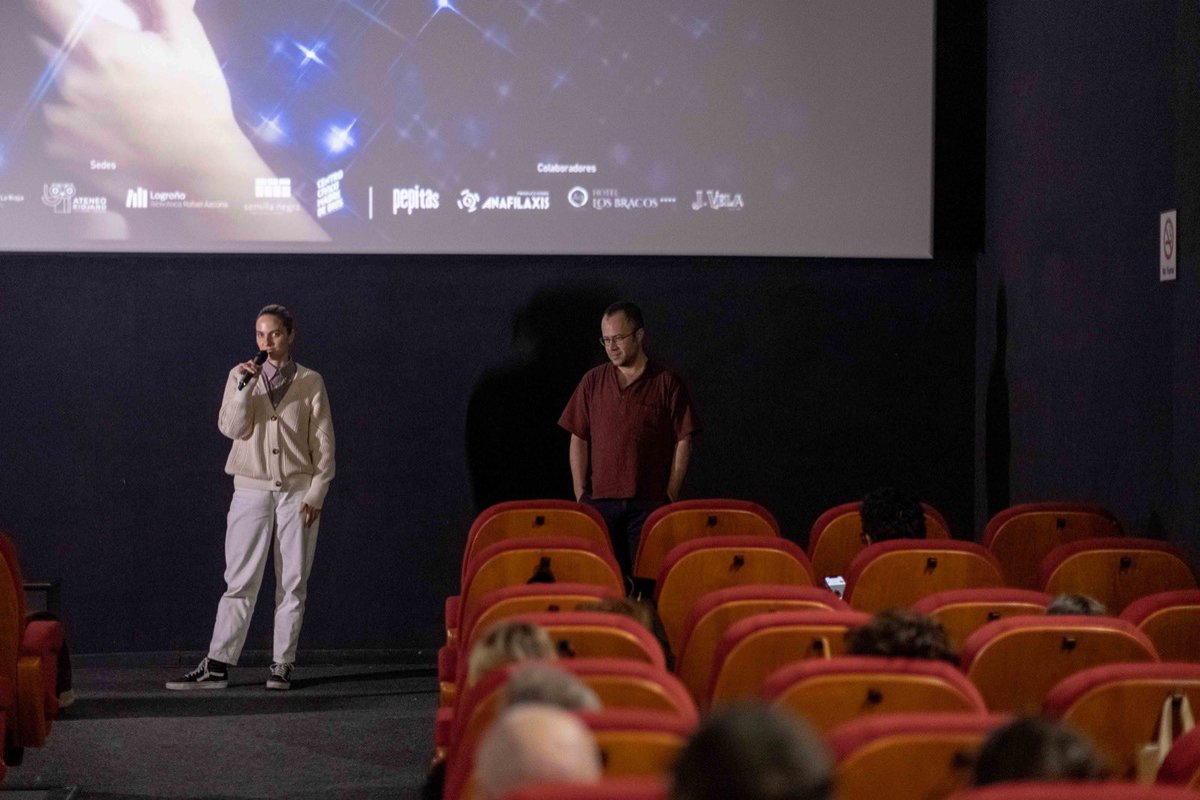 Los trabajos y las noches, día 6 y 7. Una sesión doble con películas llenas de frescura en sus decisiones estéticas. Andrea Bagney nos presentó ‘Ramona’ y Pablo García Canga trajo ‘Por la pista vacía’. Tras la proyección profundizamos en ambas obras y en el cine que los cambió.❤️