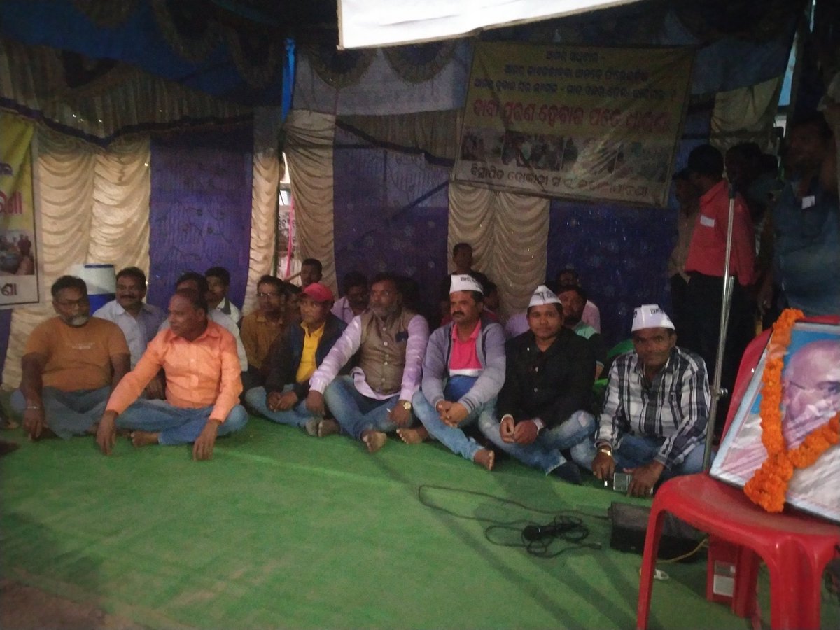 LaxmipandaKld's tweet photo. 35days long protest by the displaced shopkeepers union, Bhawanipatna in front of Bhawanipatna Municipality, Kalahandi Dist. @KldUlb_Bhpatna @KldSC_BhPatna @DmKalahandi Kindly resolve the issue @pradiptanaikbjp @SujeetKOfficial @basantpandabjp @MoSarkar5T @SecyChief @CMO_Odisha https://t.co/B5oWs5uBLU
