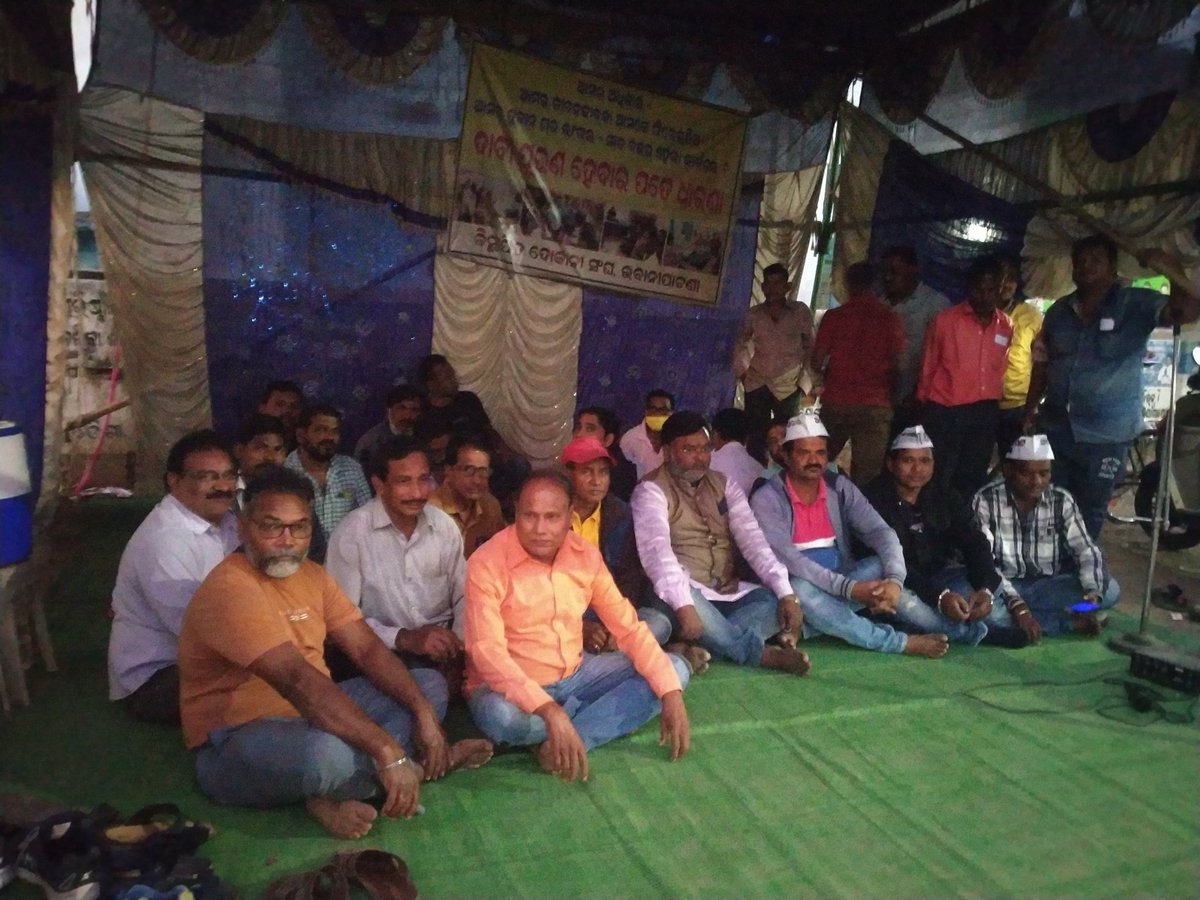 LaxmipandaKld's tweet photo. 35days long protest by the displaced shopkeepers union, Bhawanipatna in front of Bhawanipatna Municipality, Kalahandi Dist. @KldUlb_Bhpatna @KldSC_BhPatna @DmKalahandi Kindly resolve the issue @pradiptanaikbjp @SujeetKOfficial @basantpandabjp @MoSarkar5T @SecyChief @CMO_Odisha https://t.co/B5oWs5uBLU