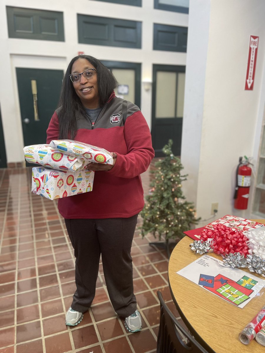 wsfcsvirtual's tweet photo. 🎁✨We had a wonderful time with our school family wrapping gifts and enjoying holiday pastries 🍪☕️. Thank you to our PTO for putting together our very first fundraiser, #WinterFest ! We hope everyone enjoyed❤️#WSFCSVirtualAcademy https://t.co/BU2ws8l3zE