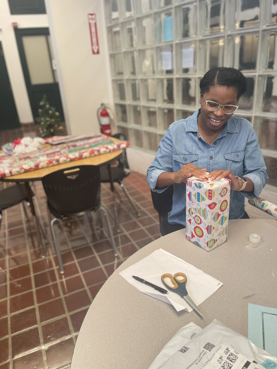 wsfcsvirtual's tweet photo. 🎁✨We had a wonderful time with our school family wrapping gifts and enjoying holiday pastries 🍪☕️. Thank you to our PTO for putting together our very first fundraiser, #WinterFest ! We hope everyone enjoyed❤️#WSFCSVirtualAcademy https://t.co/BU2ws8l3zE