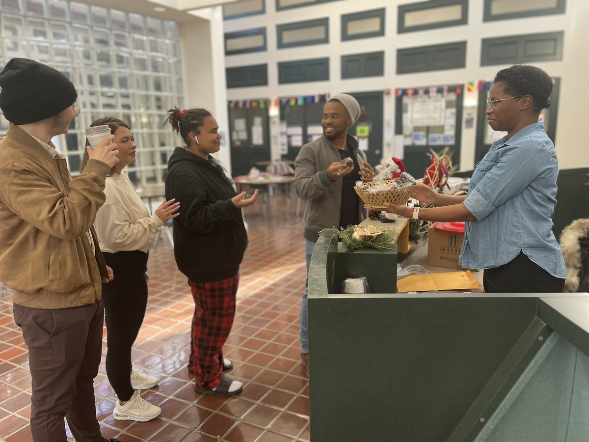 wsfcsvirtual's tweet photo. 🎁✨We had a wonderful time with our school family wrapping gifts and enjoying holiday pastries 🍪☕️. Thank you to our PTO for putting together our very first fundraiser, #WinterFest ! We hope everyone enjoyed❤️#WSFCSVirtualAcademy https://t.co/BU2ws8l3zE