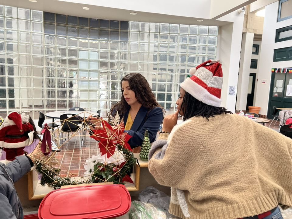 wsfcsvirtual's tweet photo. 🎁✨We had a wonderful time with our school family wrapping gifts and enjoying holiday pastries 🍪☕️. Thank you to our PTO for putting together our very first fundraiser, #WinterFest ! We hope everyone enjoyed❤️#WSFCSVirtualAcademy https://t.co/BU2ws8l3zE