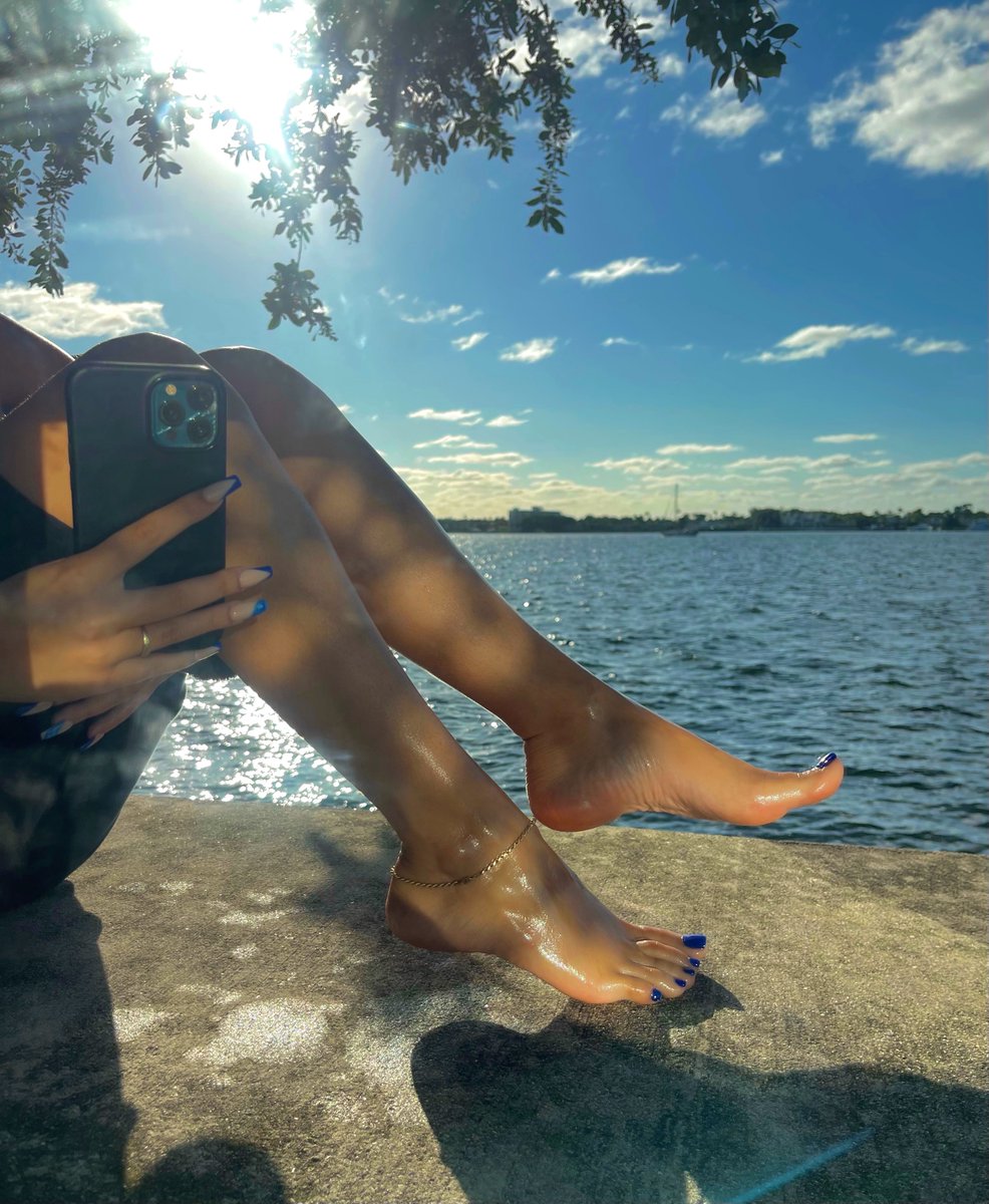dreamgirl229's tweet photo. Morning! Hope my new royal blue toe nails don’t trigger your morning wood too much 💦 https://t.co/B5JmpzzSTr