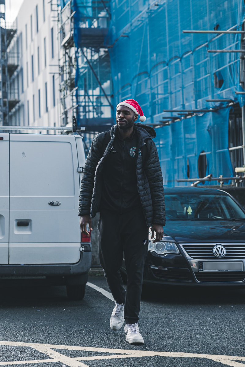 Festive arrivals with @DeuceBeGoinIn 🎄

•••••

#streetphotography #candidphotography #basketballphotography #basketball #gameday #canon5dmarkiv