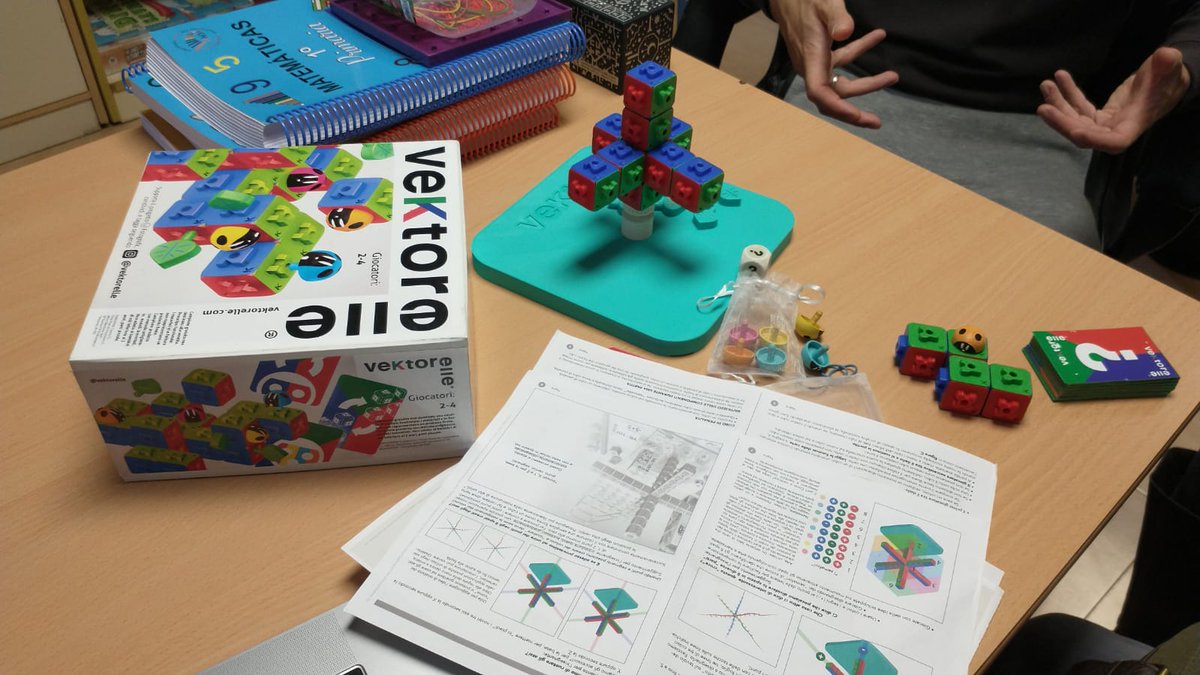 DigitalHogarsol's tweet photo. El próximo trimestre tendremos un emocionante nuevo proyecto.
Se trata de @vektorelle creado por Stefano Vuga, profesor, diseñador y proyec manager. 
El proyecto pretende de ayudar al alumnado a comprender los Ejes Cartesianos (X - Y -  Z) a través de la manipulación y el juego. https://t.co/sBTtGkTKzG