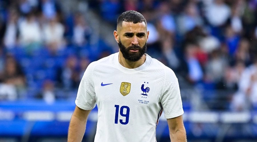 DZFOOTBALLDZ's tweet photo. Un immense joueur pas respecté, une légende du Real Madrid négligée, un ballon d’or à qui on pardonnes rien.

Que ce cas serve d’exemple aux binationaux ! https://t.co/U9FlGgO9EZ