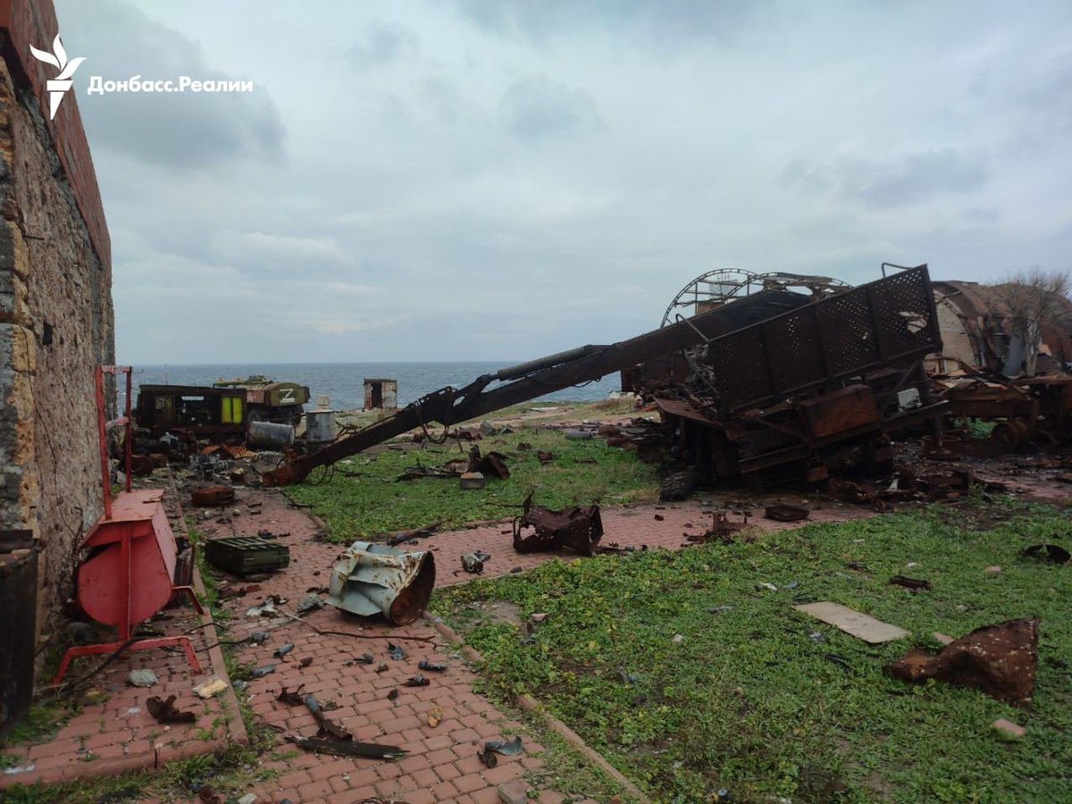 PStyle0ne1's tweet photo. πSnake Island
#Ukraine #RussianAreCommittingGenocide https://t.co/VH1xjmBQdQ