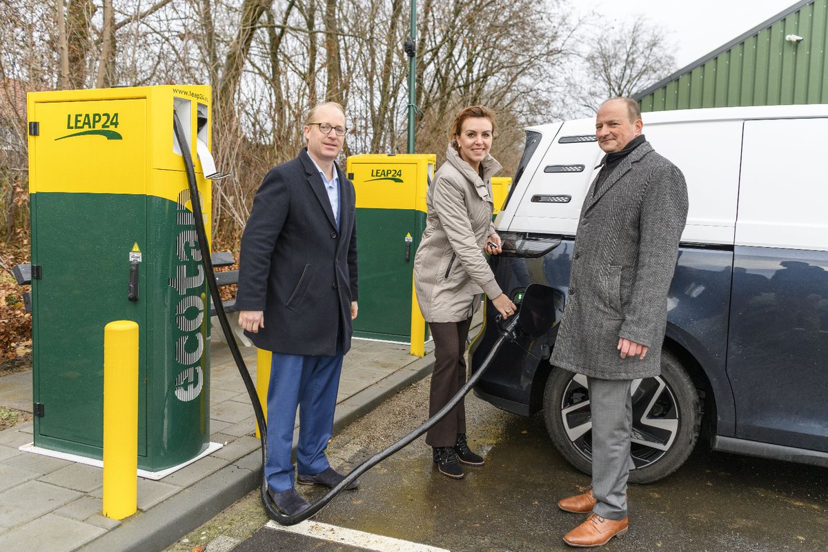 Leap24eu's tweet photo. Vandaag opende we ons #laadstation in Geleen feestelijk met staatssecretaris @vivianneheijnen en  wethouder @leon_geilen van de @sittardgeleen met een prachtige @PRVolkswagenNL ID Buzz van Pon! Ons dederde station alweer. Ditmaal met zes #snelladers. Genoeg energie voor iedereen! https://t.co/G2wEOS7PhS