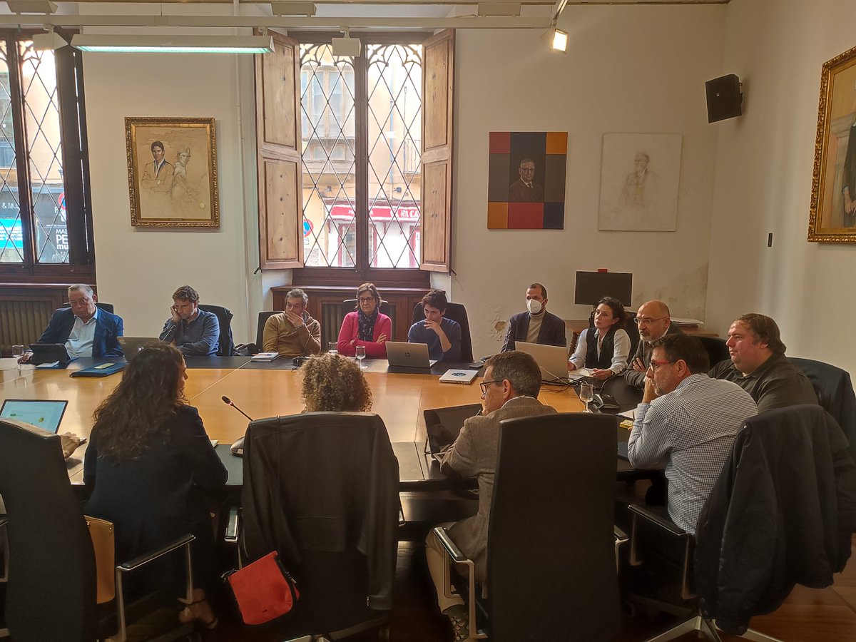 EsportsConsell's tweet photo. 🌐 L’Observatori de Turisme Sostenible de Mallorca reuneix el comitè de persones expertes per informar dels avenços i donar la benvinguda a dos nous membres @jaume_mateu i @dordonyez. 

Més info ➡️ https://t.co/3BfG9H7XMQ

#STOMallorca 
#sostenibilitat 
#turisme https://t.co/LBoAtAg6Wp
