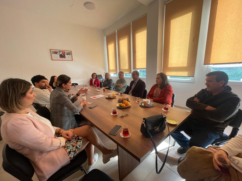 Eğitim ve öğretim süreçlerinin değerlendirildiği ziyarette akademik,sosyal ve kültürel faaliyetler hakkında fikir alışverişinde bulundu.
<a href="/mugla_mem/">Muğla İl Millî Eğitim Müdürlüğü</a> <a href="/AldalBulent/">Bülent Aldal</a> <a href="/UmurcaB/">Umurca Ömer Akın İlkokulu</a>