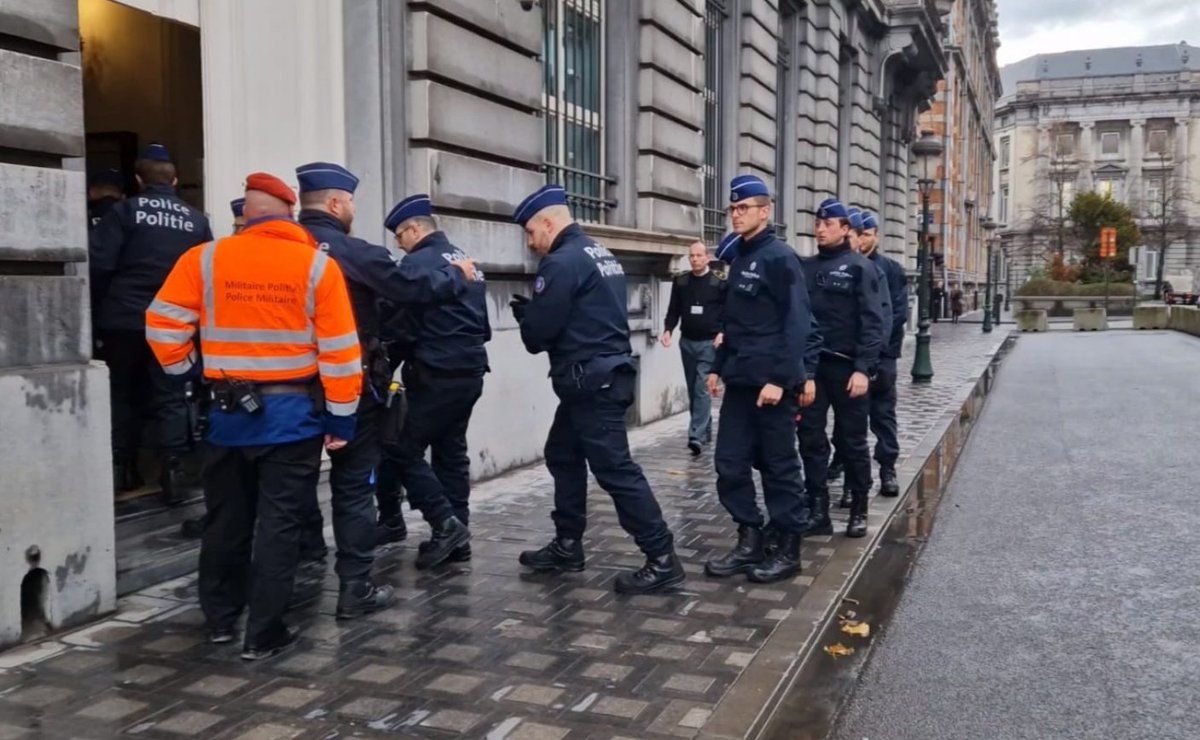 msfbelgique's tweet photo. Nous quittons le 16 Rue de la Loi. @alexanderdecroo
nous a répété qu'il ne pouvait rencontrer nos demandes sans consulter ses partenaires de majorité. Avec @MdMBelgique @BXLRefugees @CIREasbl @VluchtwerkVl et #HubHumanitaire, nous répétons notre insatisfaction 👇#MSFPResse https://t.co/m4Lb6pTFTD