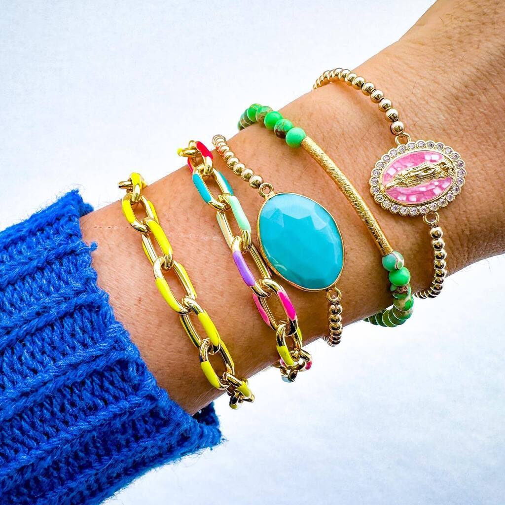 JugarNspice's tweet photo. Happiest wrist in the middle of this winter wonderland ❄️⛄️💖
#JugarNspice #happystack #happywrist #happyjewelry #wristparty https://t.co/lclbYdo7gx https://t.co/QpxqV21r2n
