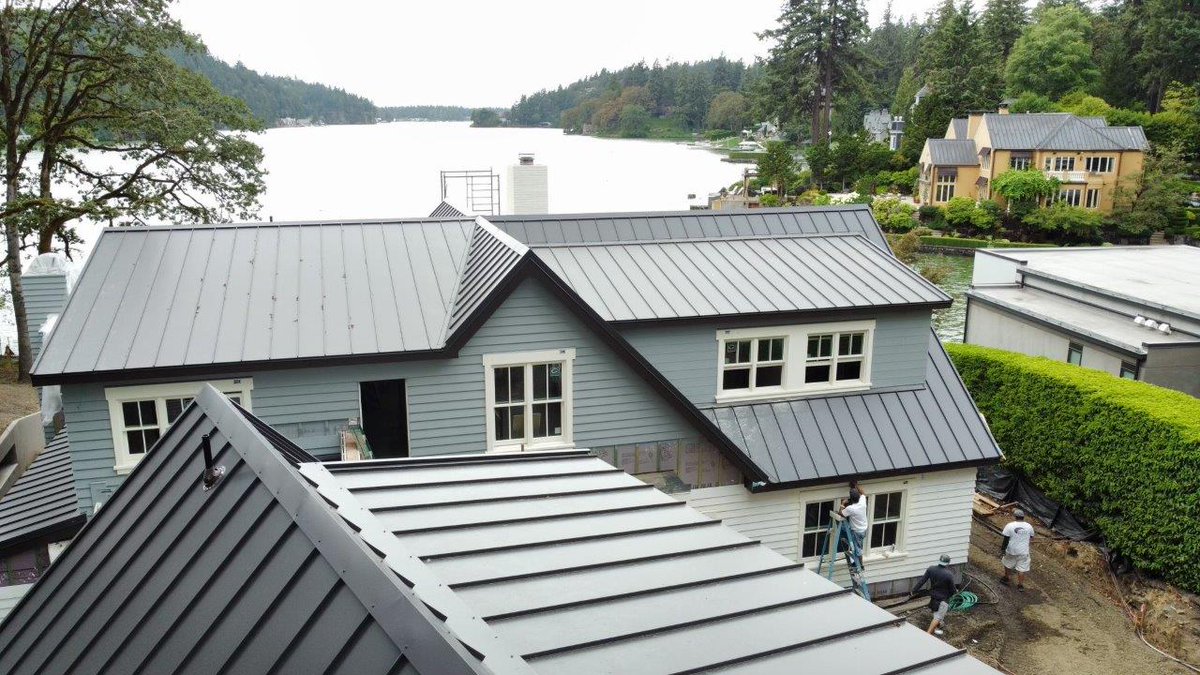 YourMetalRoof's tweet photo. The quality metal roofing and professional, experienced installation means the homeowners now have a roof that is as beautiful as it is tough. Share amazing home stories like this one with your roofing customers!

#metalroofing #metalroof #roofing #metalroofingexperts https://t.co/VD0nH7PONB