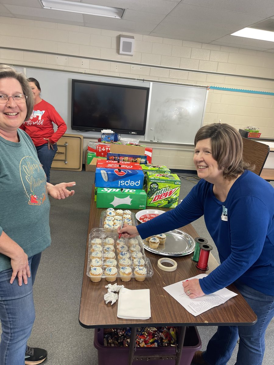 PTO volunteers sponsoring Holiday Parties for all of our students!  We love our volunteers! 
<a href="/York1HGS/">Hickory Grove - Sharon Elem</a>