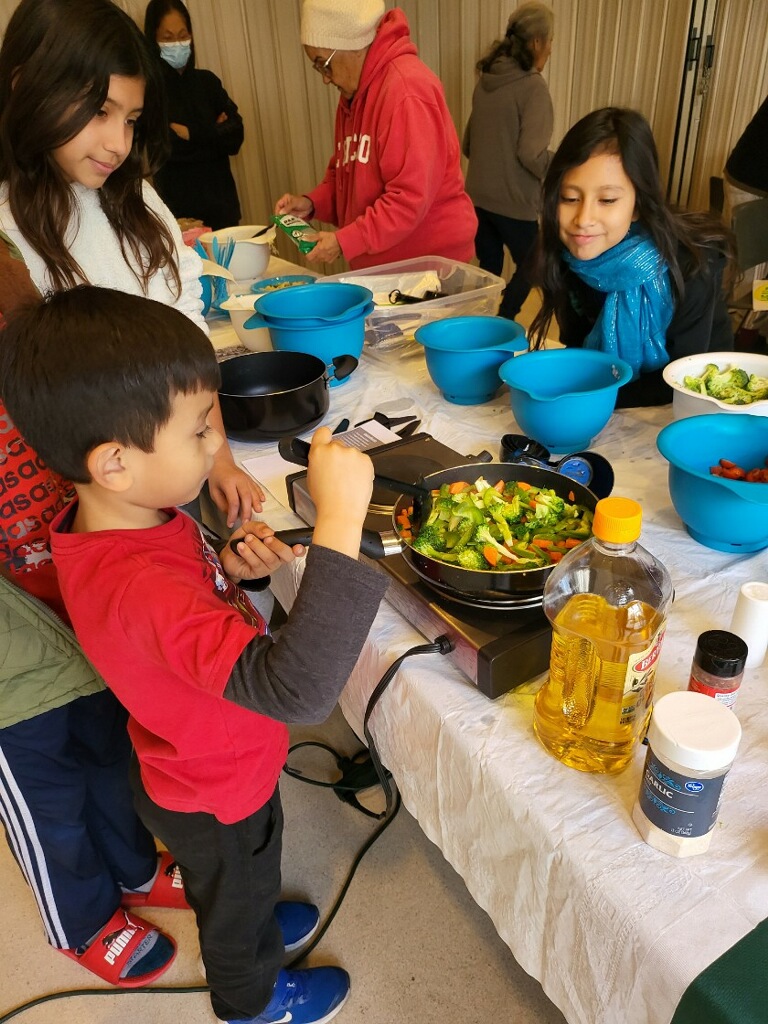 GasolFndnUSA's tweet photo. #ParentTip Bringing your #family into the #kitchen w/ you helps them learn about nutrition in a hands-on way &amp; gives you more #qualitytime together 🥘😋🤗

#GasolFoundationUSA #ZeroChildhoodObesity #Obesity #HealthyEating #Nutrition #Diet #Food #HealthyChildren #HealthyFamilies https://t.co/gUC6JLuB5G