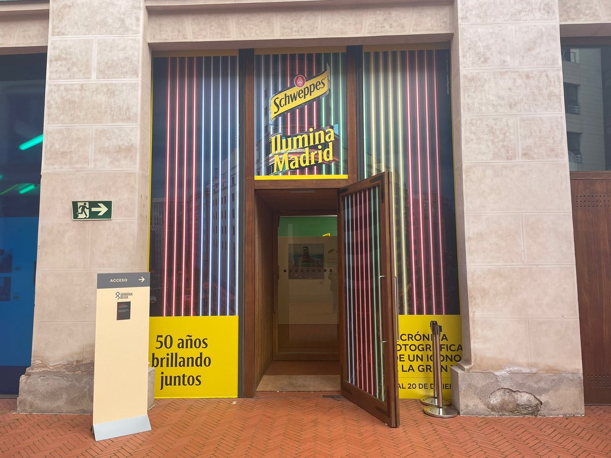 mkdirecto's tweet photo. 😄 Estamos en @serreria_belga para empaparnos de los 50 años de historia del que es probablemente el neón más famoso del "skyline" madrileño: el cartel luminoso de @Schweppes_ES 

🖼️ La exposición "Ilumina Madrid" rinde homenaje al famoso cartel y puedes visitarla hasta mañana https://t.co/gd1FVAYfXX