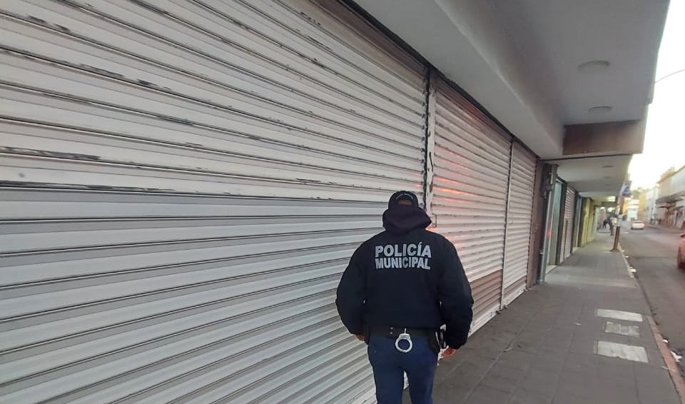 DMSPDGO's tweet photo. Continúa reforzándose la seguridad con presencia permanente de agentes preventivos realizando recorridos de vigilancia en el primer cuadro de la ciudad. 👮🏻♀️👮🏻♂️
#ContigoDurango #casasegura https://t.co/hKAGGG1U6U