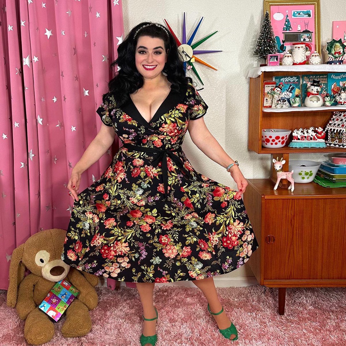 Monday Vibes - countdown to Christmas is on 🎁wearing my beautiful Darla Dress from <a href="/heartofhaute/">Heart of Haute</a> &amp; feeling festive in florals💐

📸by my sweet hubby <a href="/garyzface/">Gary Greco</a> 

#midcentury #midcenturymodern #Christmas #vintagechridtmas #holthoward #pinupmodel #rockabilly