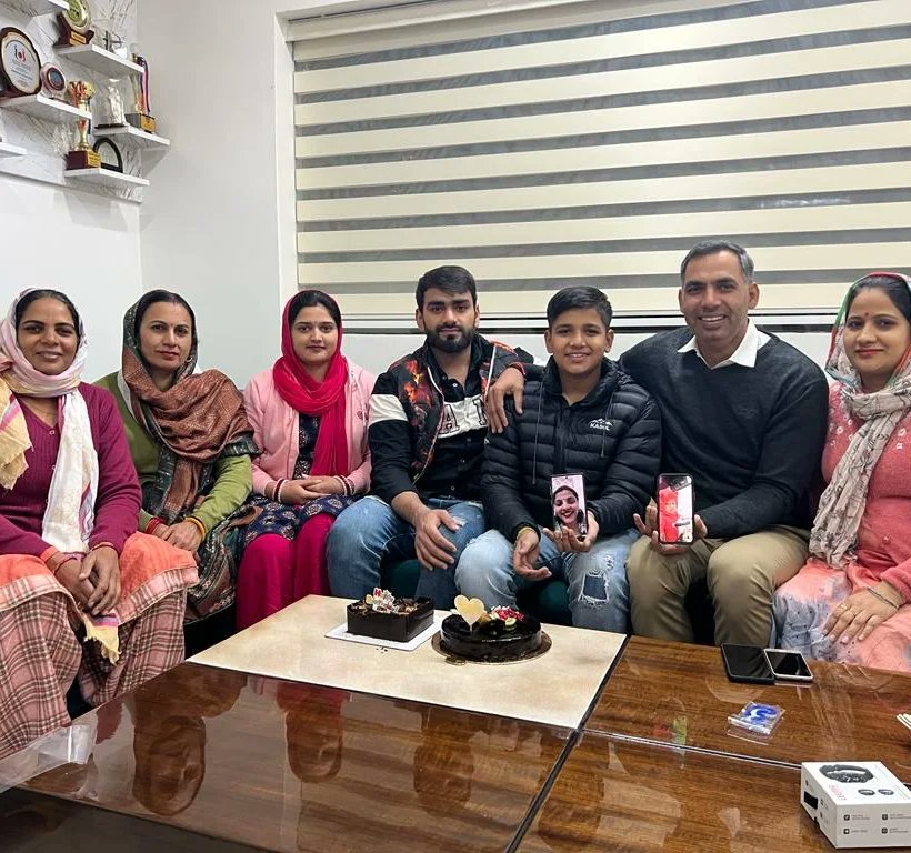 IamAnupK's tweet photo. भगवान का शुक्रगुजार हूं इस दिन के लिए
जिस दिन तुम्हे धरती पर भेजा हमारे लिए
तोहफा क्या दूं तुझे जन्मदिन के लिए 
मेरी हर एक दुआ 🙏 है तेरी लंबी उमर के लिए.... 😘
Love you Avi 😘
जन्मदिन कि प्यार भरी शुभकामनाएं ❤️💞 my
#Lifeline 

#Kabaddi #ExpertCool
#PKL #CaptainCool #Coach https://t.co/6NyYmNPcb2