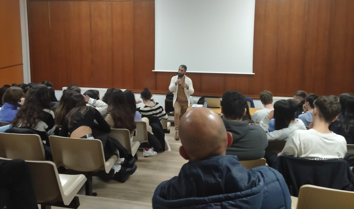 ecosdosur's tweet photo. El pasado 10/12 fue el Día Internacional de los #DerechosHumanos 
Con este motivo, el colegio de Santa Margarita acoge una charla sobre el tema impartida por nuestros compañeros Djibril y Said de Protección Internacional. https://t.co/ptQKeh2YFF