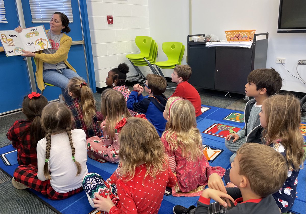 Mrs. Nye leads a stem activity for our first grade engineers and architects! First grade fun! ⁦<a href="/enye001/">Erin Nye</a>⁩ ⁦<a href="/kingston_vb/">VBKingston</a>⁩