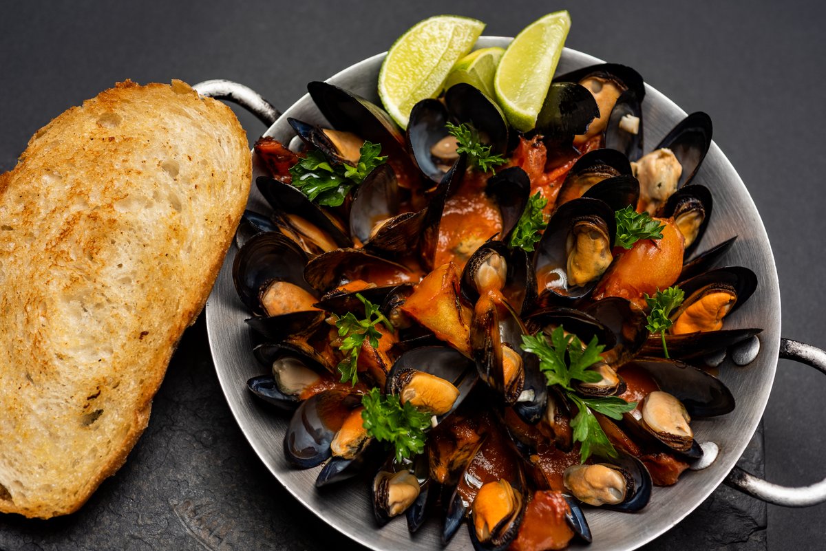 Castanyoles's tweet photo. Nuestra entrada de Mejillones a la Valenciana con sofrito de morrón verde y vino blanco, es de otro mundo 🤯🔥 ¡No te la puedes perder! 

Reserva llamando al +601 3257918 https://t.co/8Nqnxmkclu