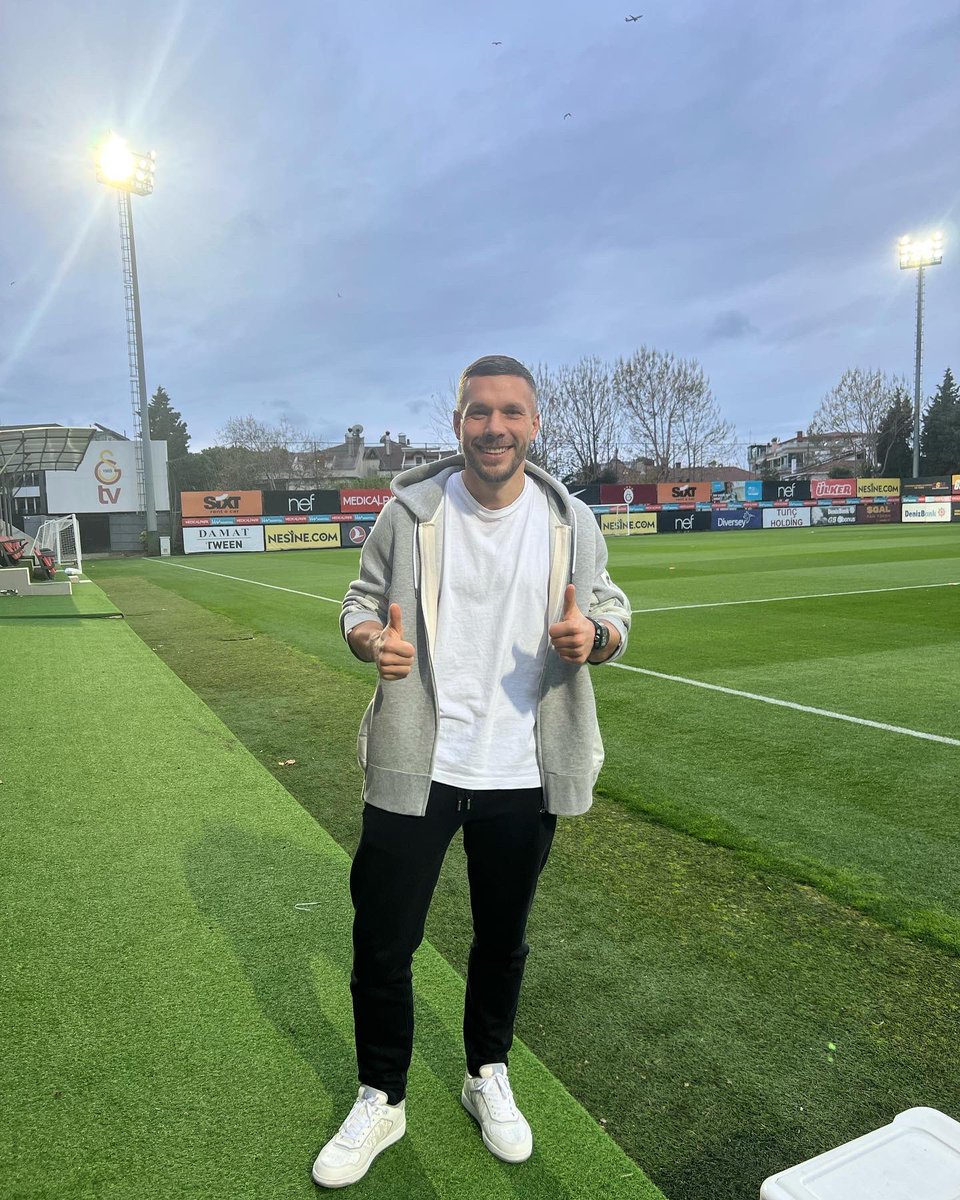 Podolski10's tweet photo. Aradan ne kadar zaman geçerse geçsin, burada bulunmak her zaman çok özel hissettiriyor. Evimi çok özlemişim 🇹🇷❤️🦁 #aslan #cimbom #galatasaray #Podolski @GalatasaraySK https://t.co/n7H1YzOCGf