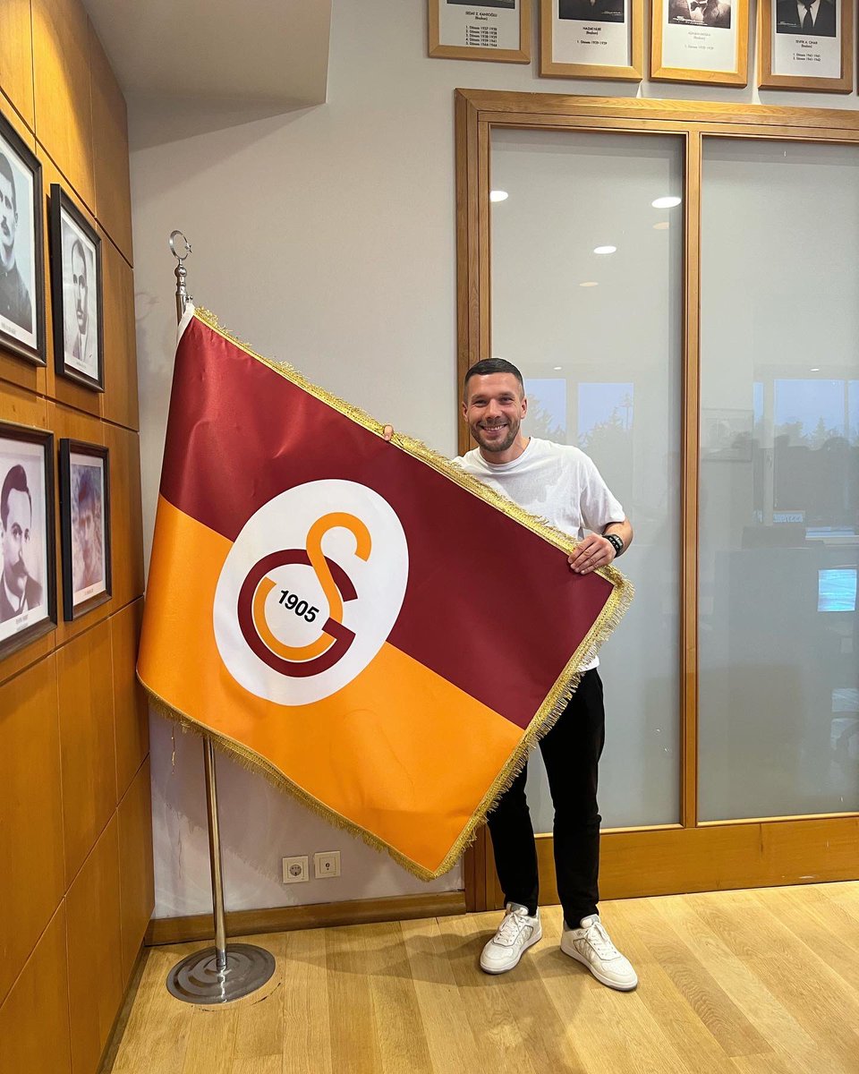 Podolski10's tweet photo. Aradan ne kadar zaman geçerse geçsin, burada bulunmak her zaman çok özel hissettiriyor. Evimi çok özlemişim 🇹🇷❤️🦁 #aslan #cimbom #galatasaray #Podolski @GalatasaraySK https://t.co/n7H1YzOCGf