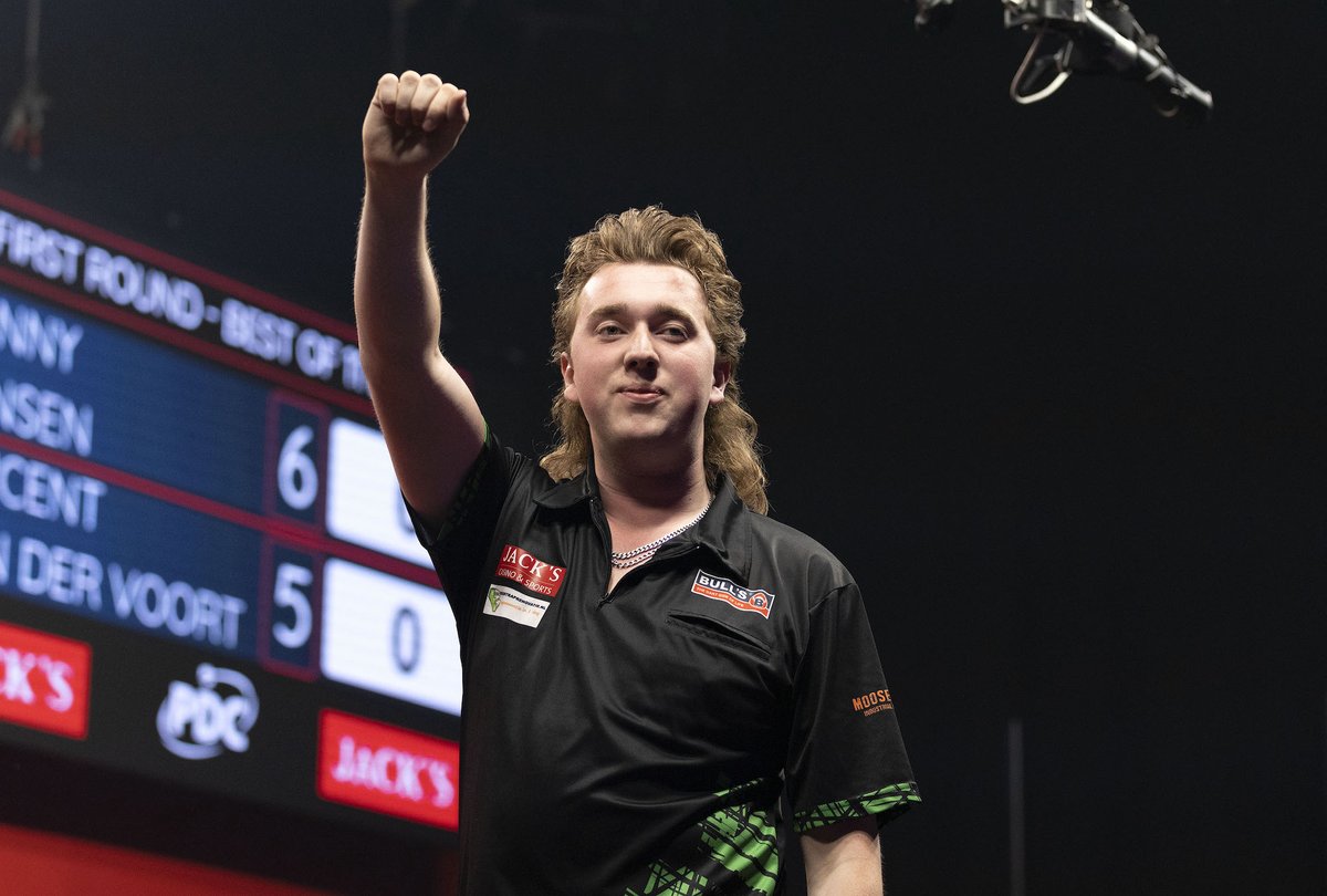 dartn_de's tweet photo. Ebenfalls über die volle Distanz von fünf Sätzen muss #DannyJansen gehen, der am Ende #PaoloNebrida von den Philippinen mit 3:2 in die Knie zwingt. #dartswm #pdc #darts #dartzn #dazn #sport1 #dannymenum #themullet https://t.co/rBYWOL3qcD