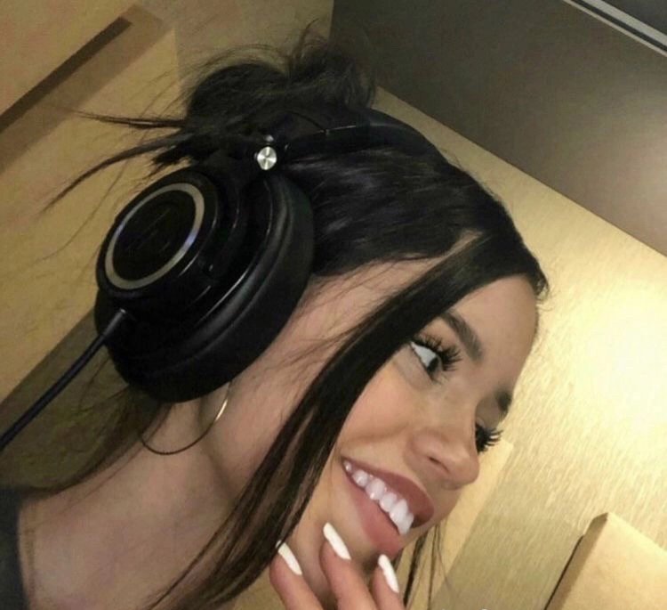 grapee_ae's tweet image. so there is 8 billion people in this earth but not a single one is hotter than her.